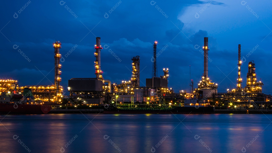 Refinaria de petróleo à noite, Rio Chao Phraya, Tailândia