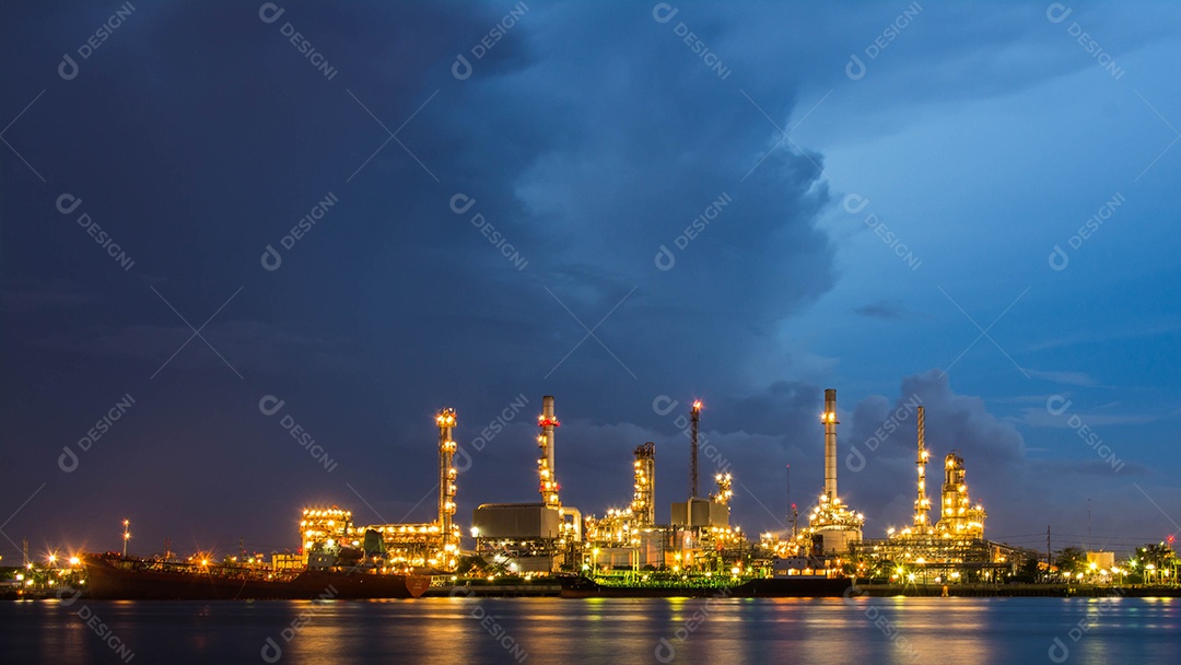 Refinaria de petróleo à noite, Rio Chao Phraya, Tailândia