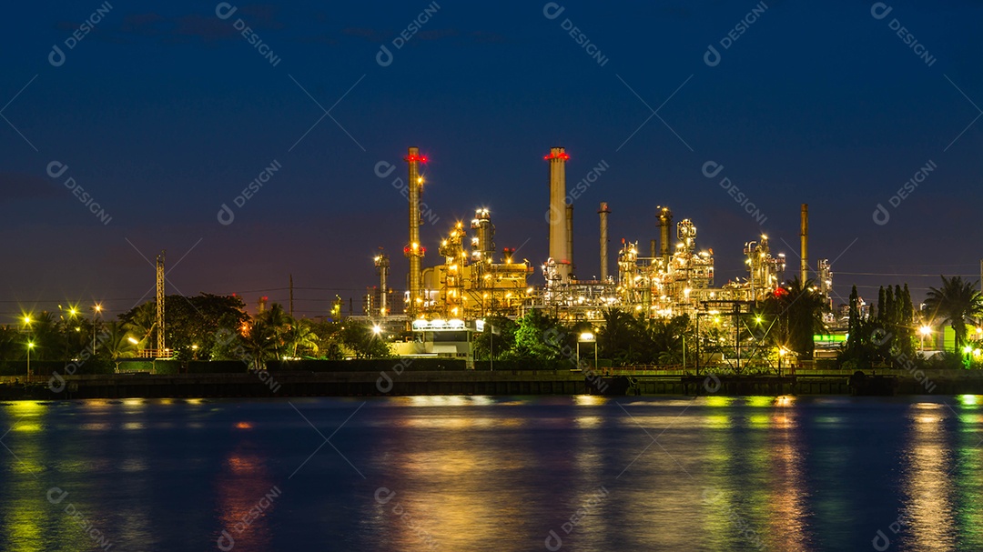 Refinaria de petróleo à noite, Rio Chao Phraya, Tailândia