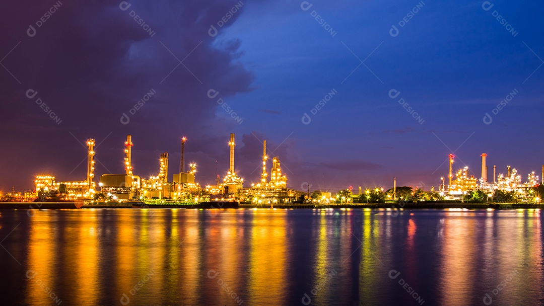 Refinaria de petróleo à noite, Rio Chao Phraya, Tailândia