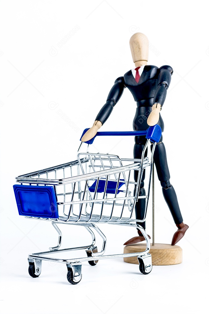 Carrinho de compras clássico com boneca de madeira no fundo branco