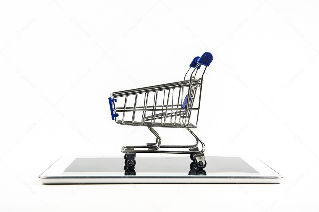 carrinho de compras com tablet em background branco, significa fazer compras online