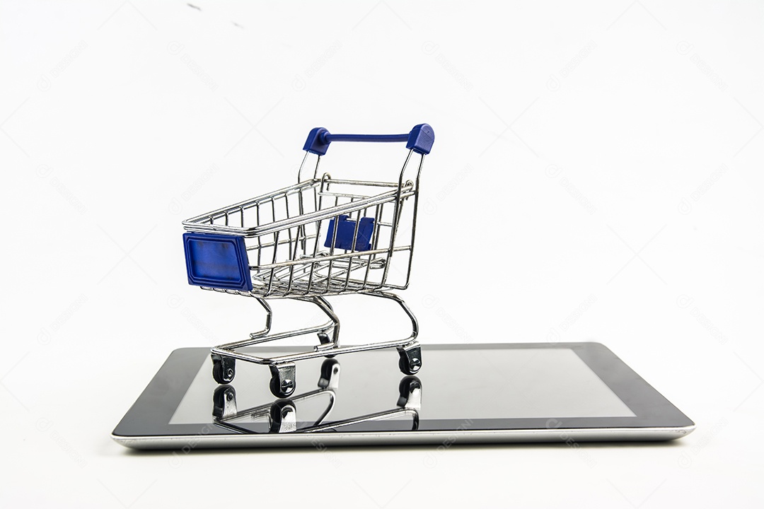 carrinho de compras com tablet em background branco, significa fazer compras online
