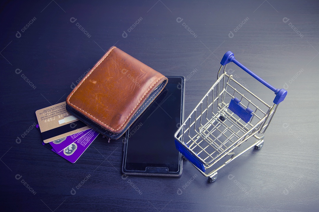 telefone inteligente com carrinho de compras em madeira, significa fazer compras online