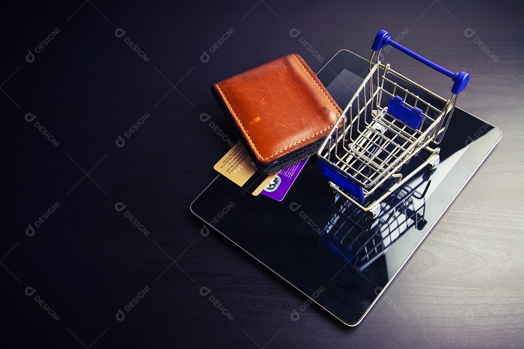 telefone inteligente com carrinho de compras em madeira, significa fazer compras online