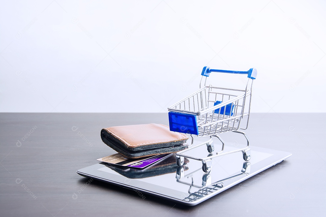 Tablet com carrinho de compras em madeira, significa fazer compras online