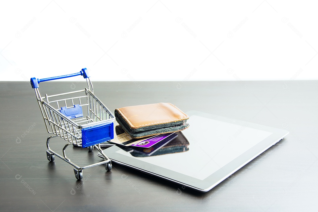 Tablet com carrinho de compras em madeira, significa fazer compras online