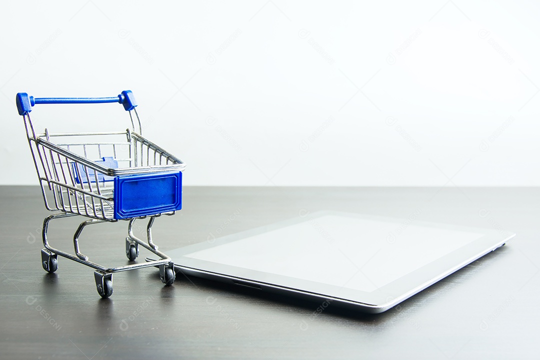 Tablet com carrinho de compras em madeira, significa fazer compras online