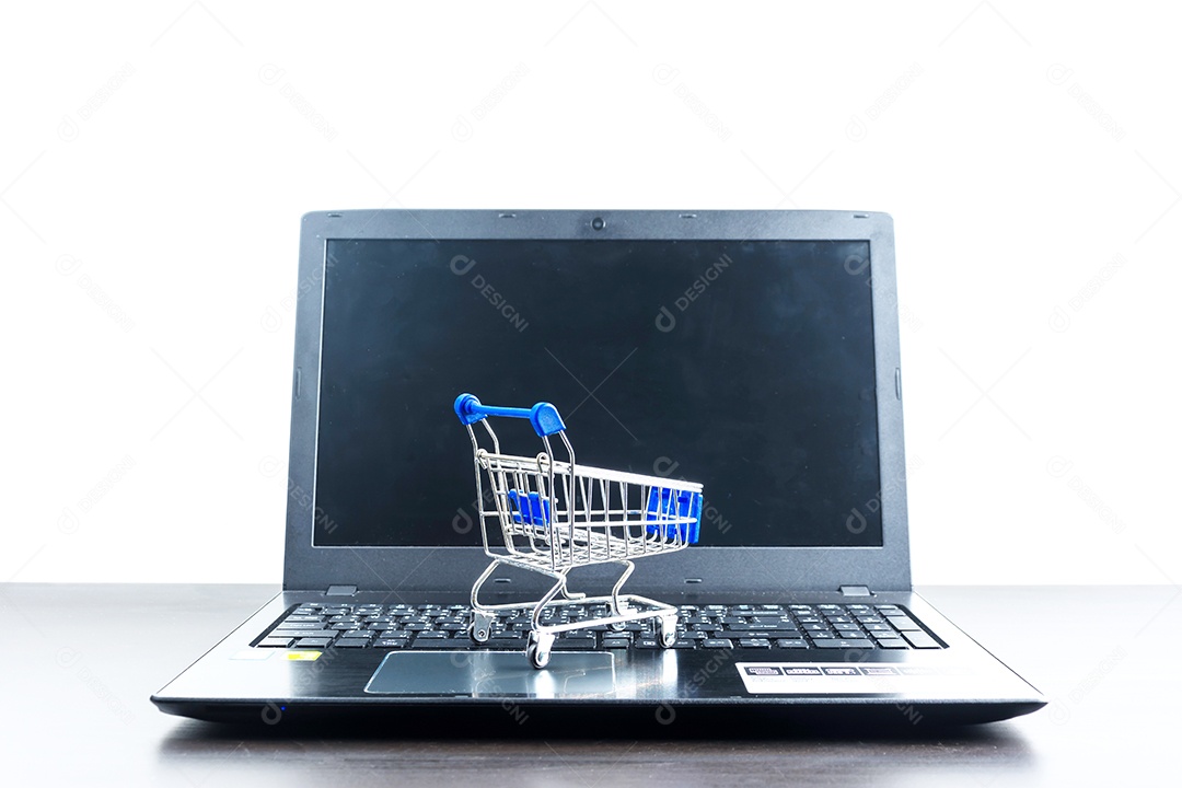 Tela em branco do notebook do computador com carrinho de compras na mesa de madeira