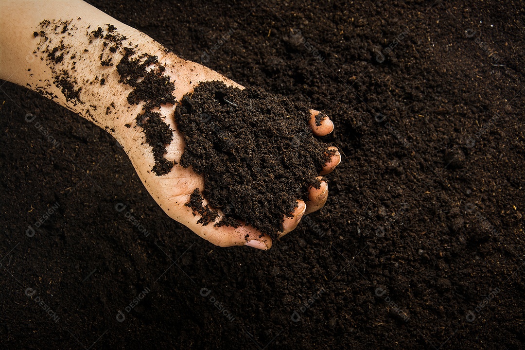 Mãos sujas com barro, fundo do solo