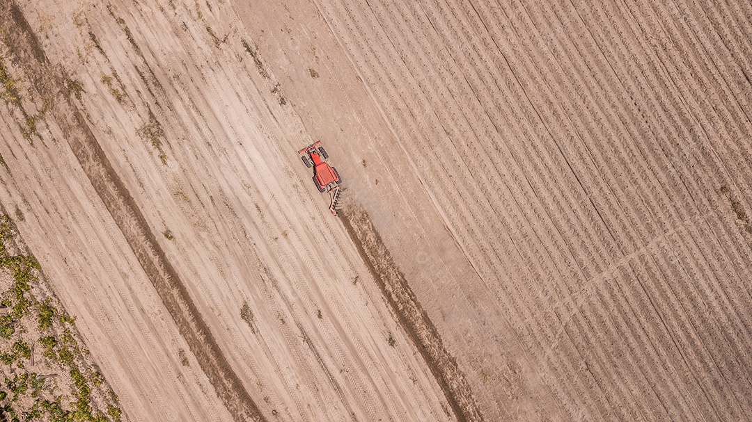 Vista aérea da área agrícola, tratores na agricultura, vista aérea - drone - vista superior