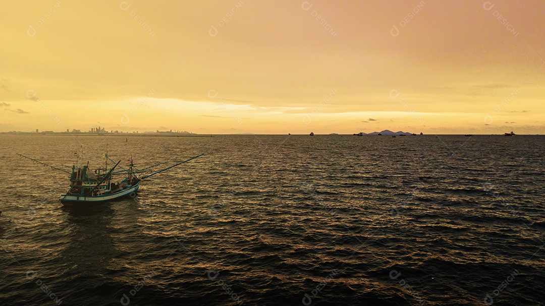 Barco de pesca à noite.