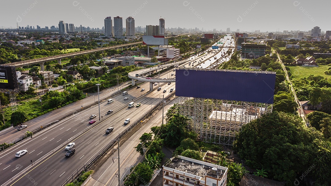 Sinal de estrada outdoor na estrada.