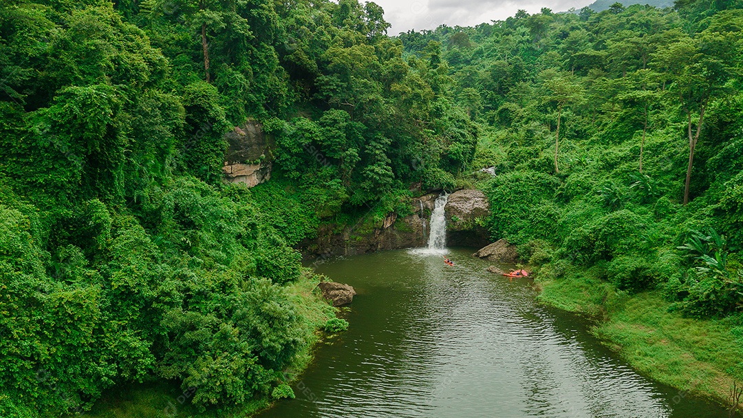 Linda Paisagem floresta de uma cachoeira com aguas calmas