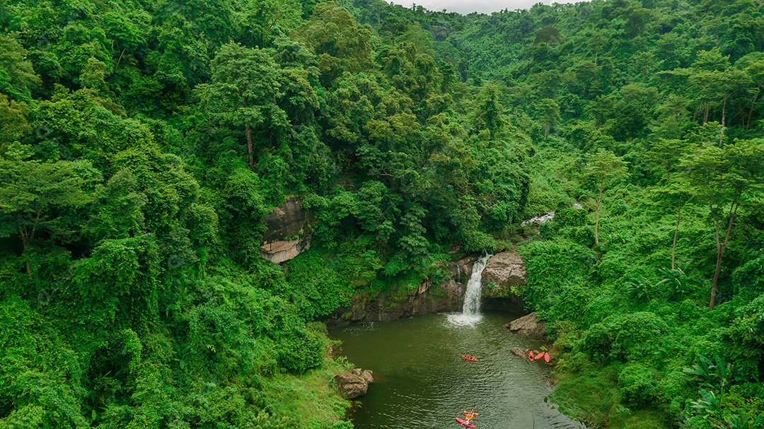 Linda Paisagem floresta de uma cachoeira com aguas calmas