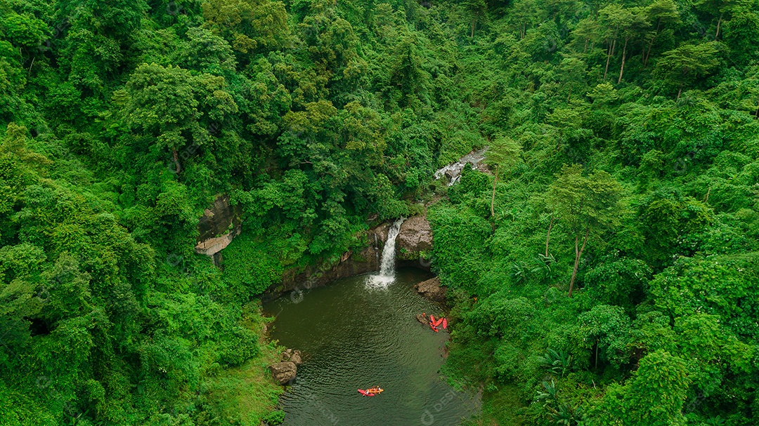 Linda Paisagem floresta de uma cachoeira com aguas calmas