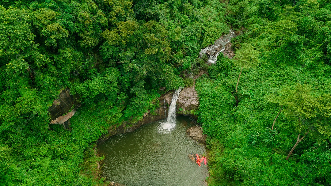 Linda Paisagem floresta de uma cachoeira com aguas calmas