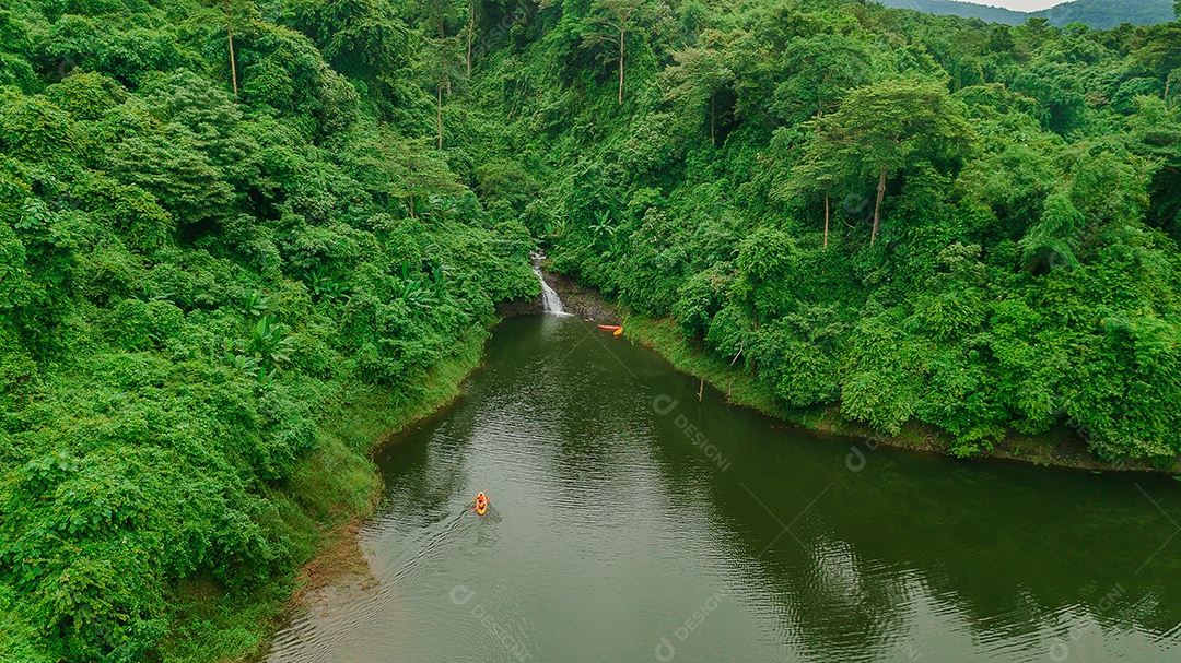 Linda Paisagem floresta de uma cachoeira com aguas calmas