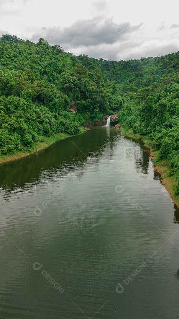 Linda Paisagem floresta de uma cachoeira com aguas calmas