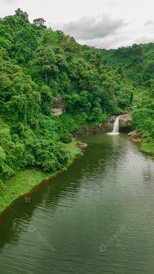 Linda Paisagem floresta de uma cachoeira com aguas calmas