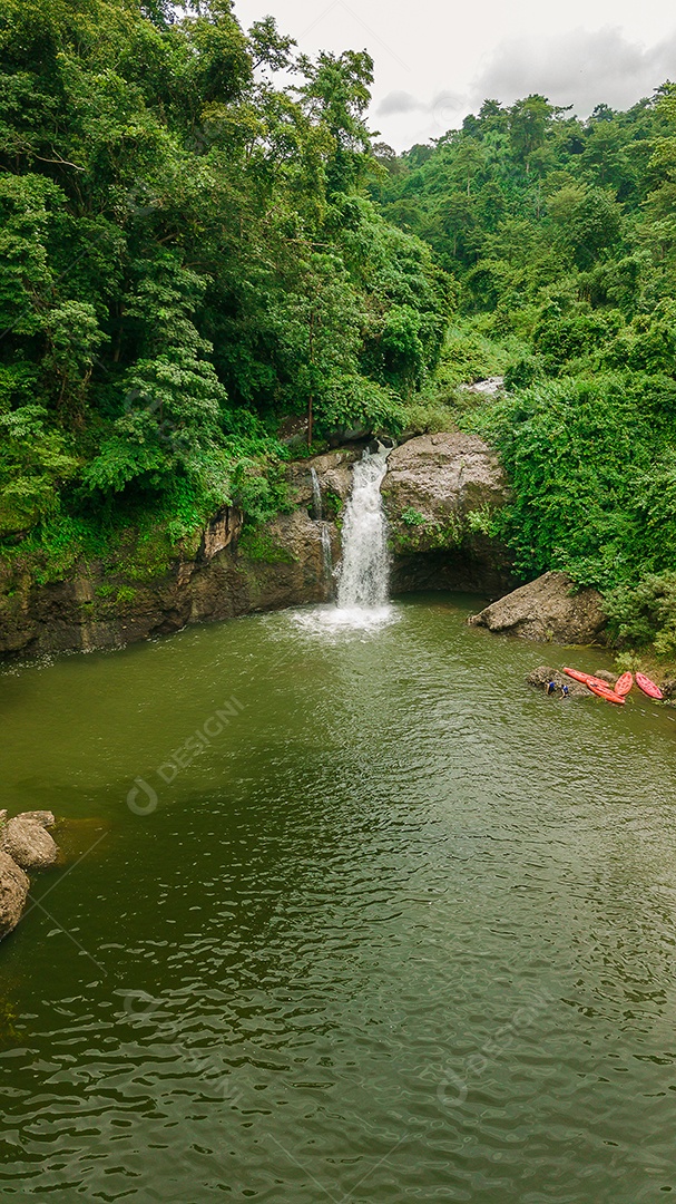 Linda Paisagem floresta de uma cachoeira com aguas calmas