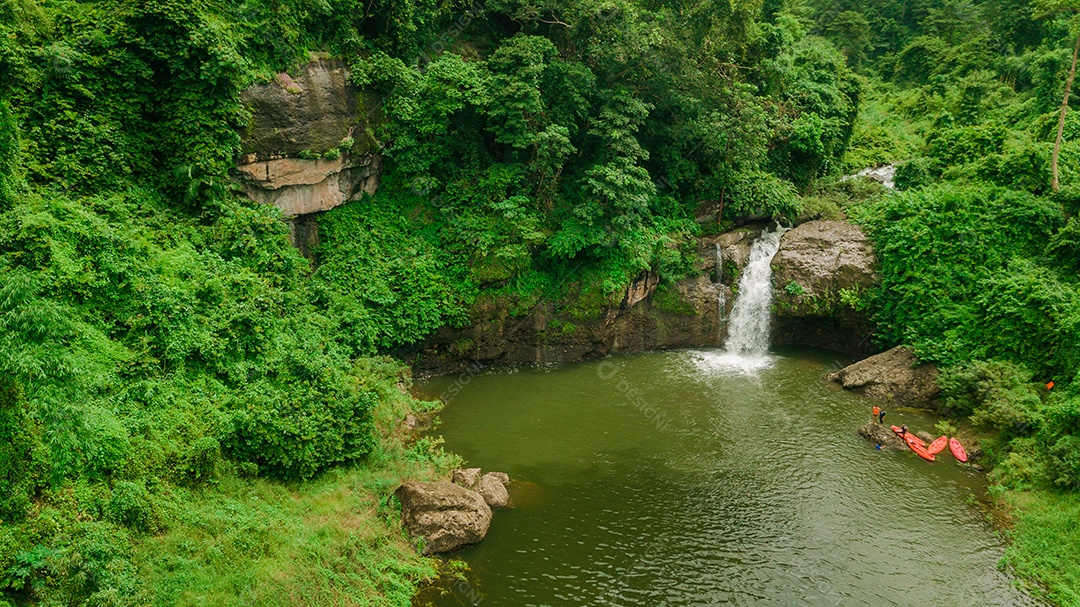 Linda Paisagem floresta de uma cachoeira com aguas calmas