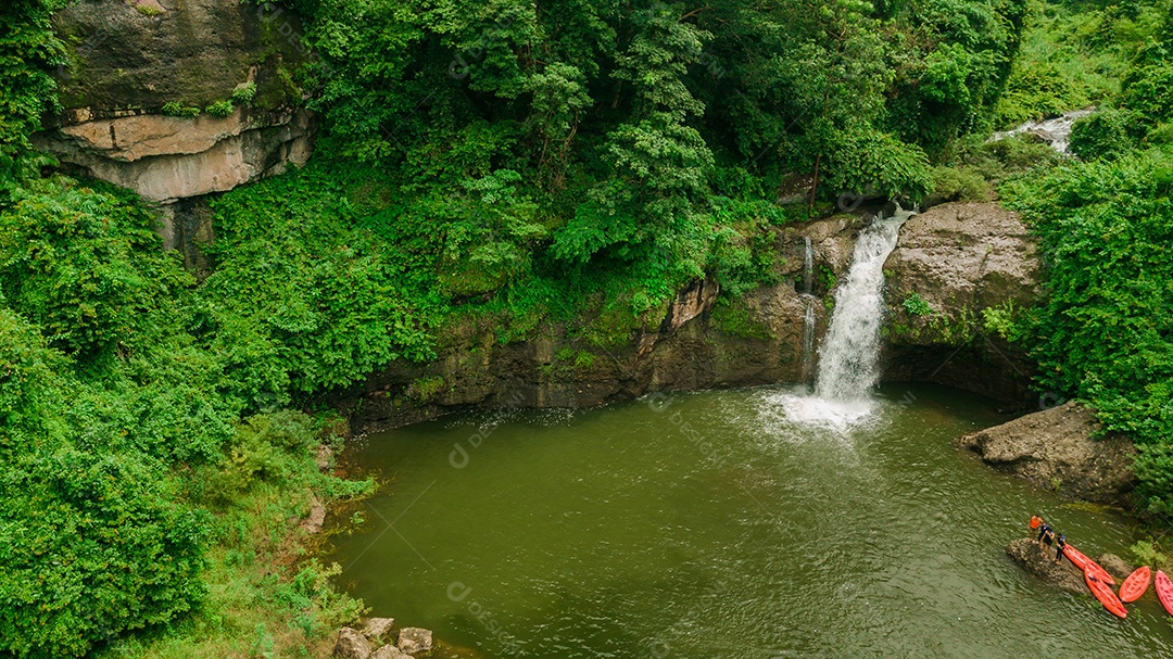 Linda Paisagem floresta de uma cachoeira com aguas calmas