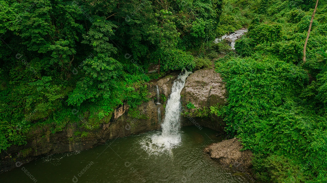 Linda Paisagem floresta de uma cachoeira com aguas calmas