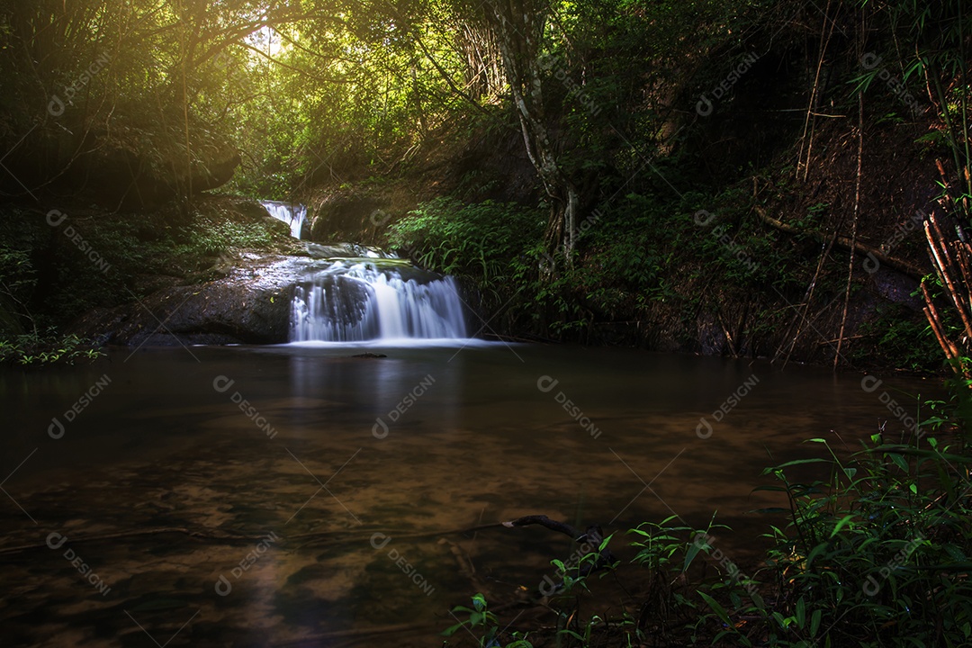 cachoeira, a água natural com montanha na Tailândia.