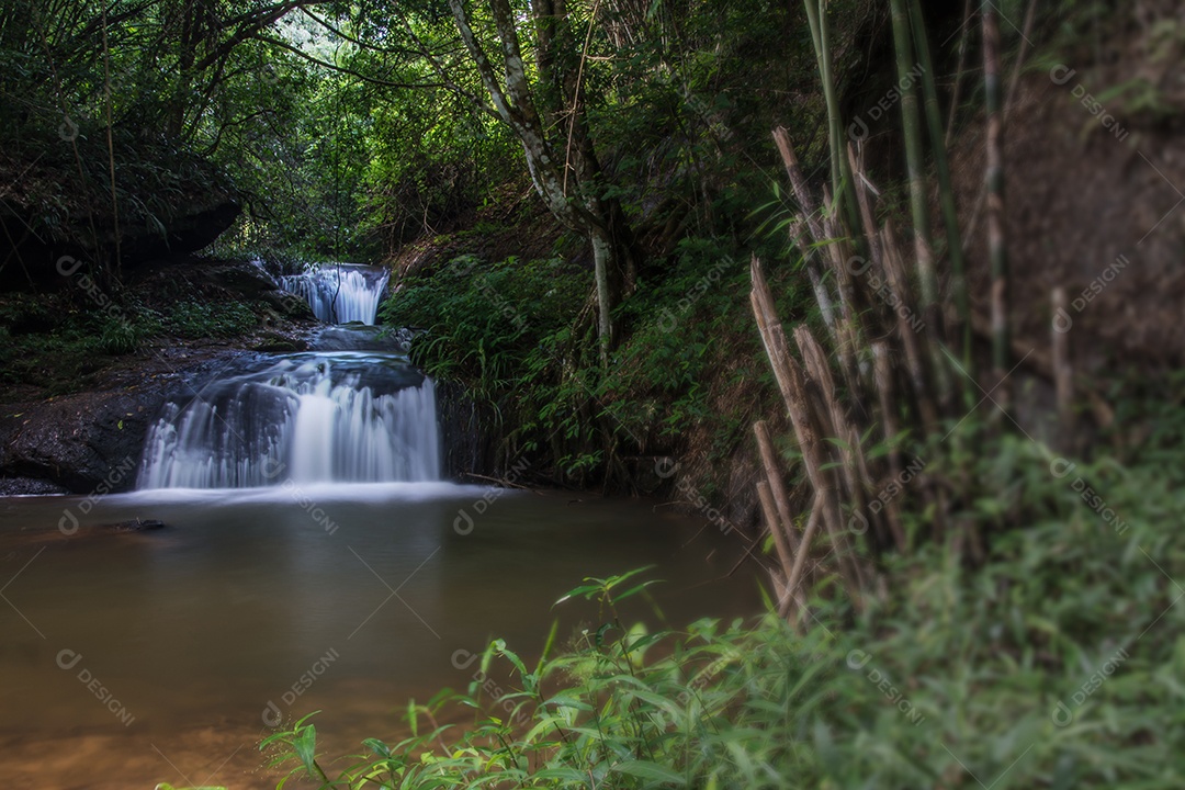 cachoeira, a água natural com montanha na Tailândia.