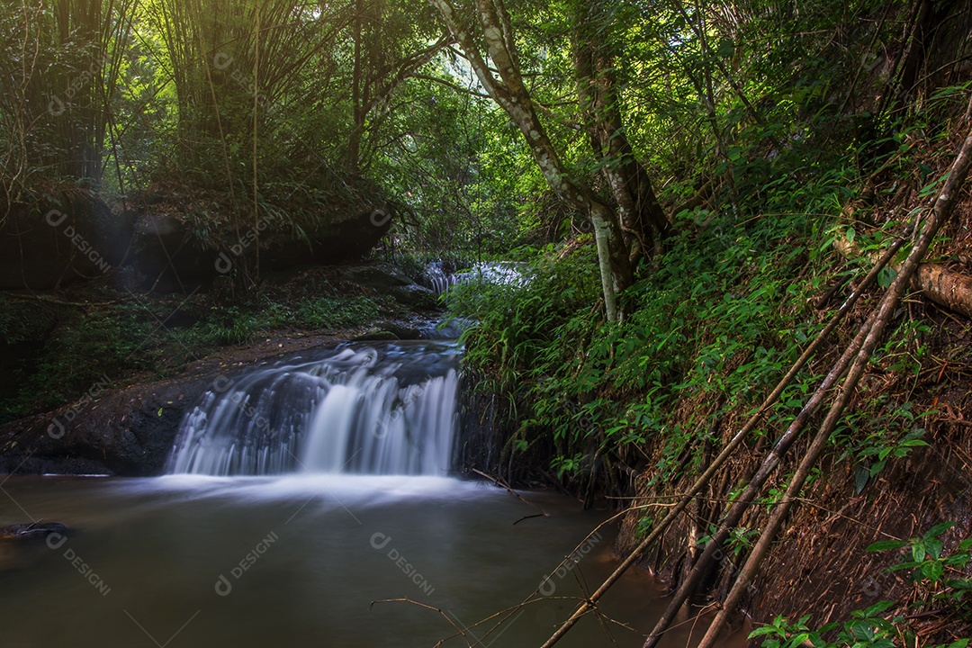 cachoeira, a água natural com montanha na Tailândia.
