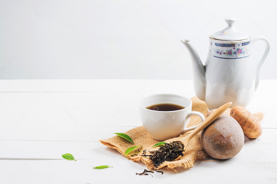 chá com copo de chá em madeira branca