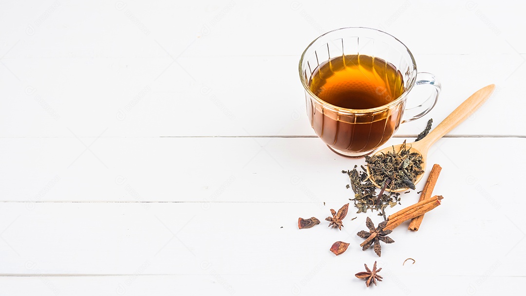 chá com copo de chá em madeira branca