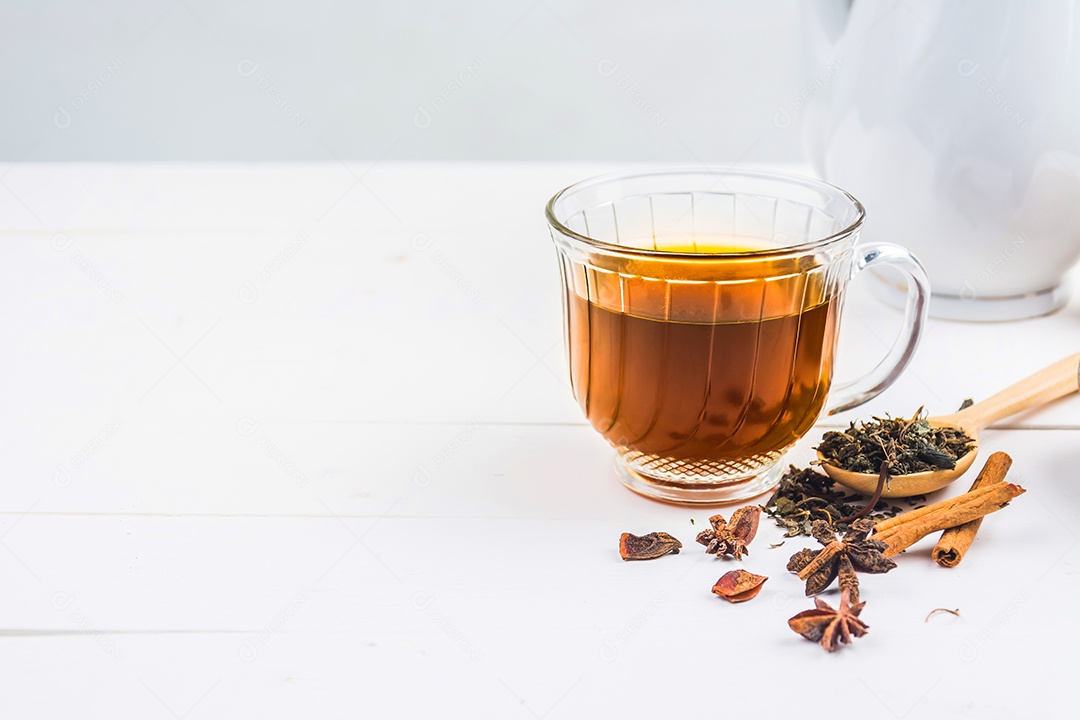 chá com copo de chá em madeira branca