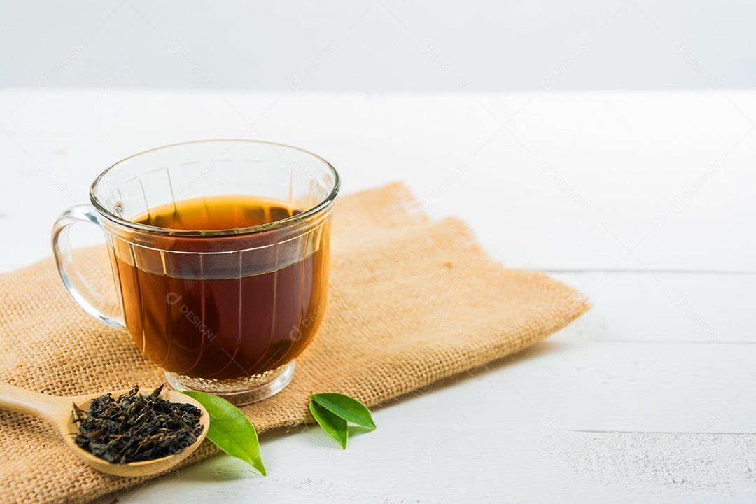 chá com copo de chá em madeira branca