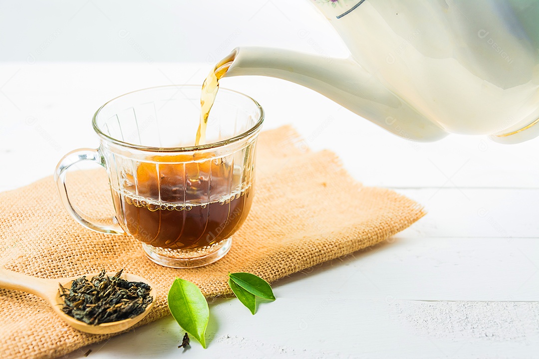 chá com copo de chá em madeira branca