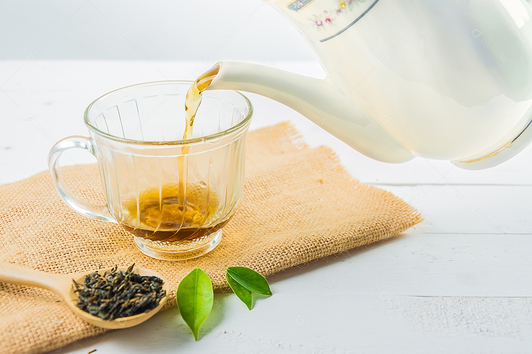 chá com copo de chá em madeira branca