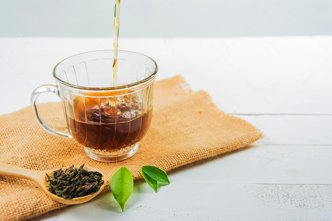 chá com copo de chá em madeira branca