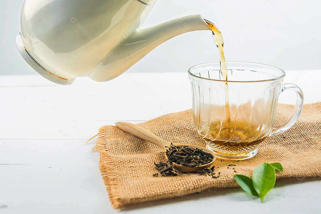 chá com copo de chá em madeira branca