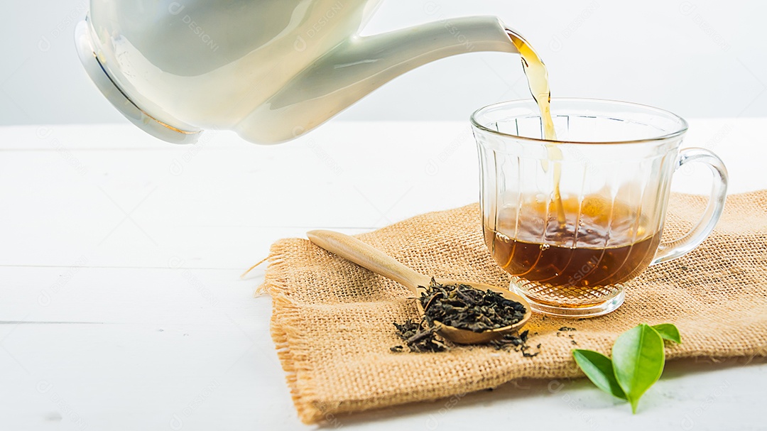 chá com copo de chá em madeira branca