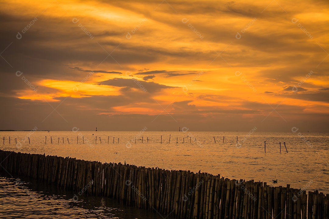 céu do sol com nuvens dramáticas do sol sobre o mar. Belo nascer do sol sobre o oceano