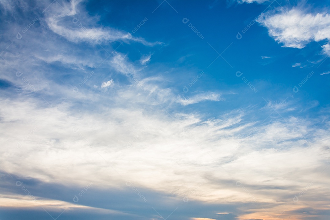 nuvens de gradiente azul de verão fundo branco claro nuvens claras