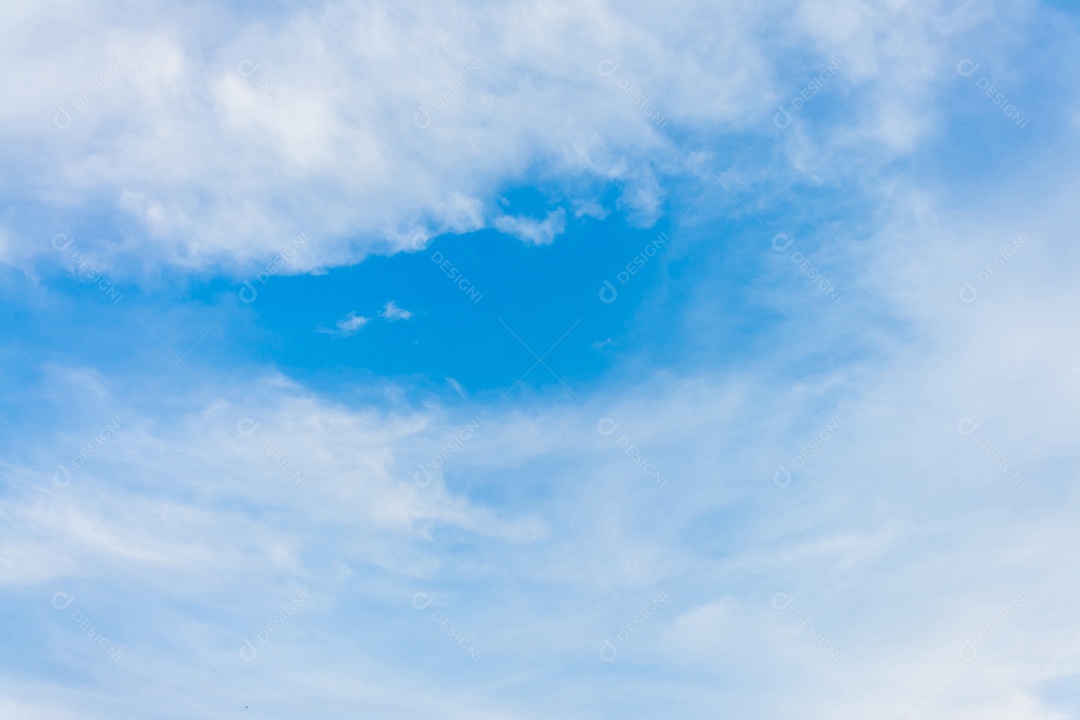 nuvens de gradiente azul de verão fundo branco claro nuvens claras