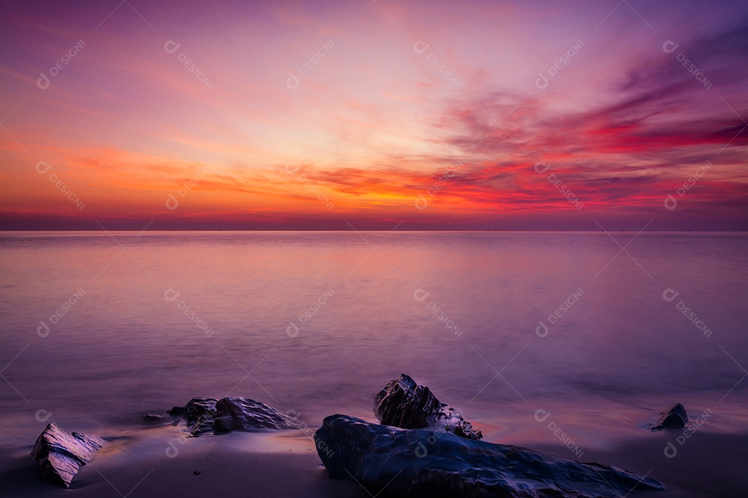 céu do sol com nuvens dramáticas do sol sobre o mar. Belo nascer do sol sobre o oceano