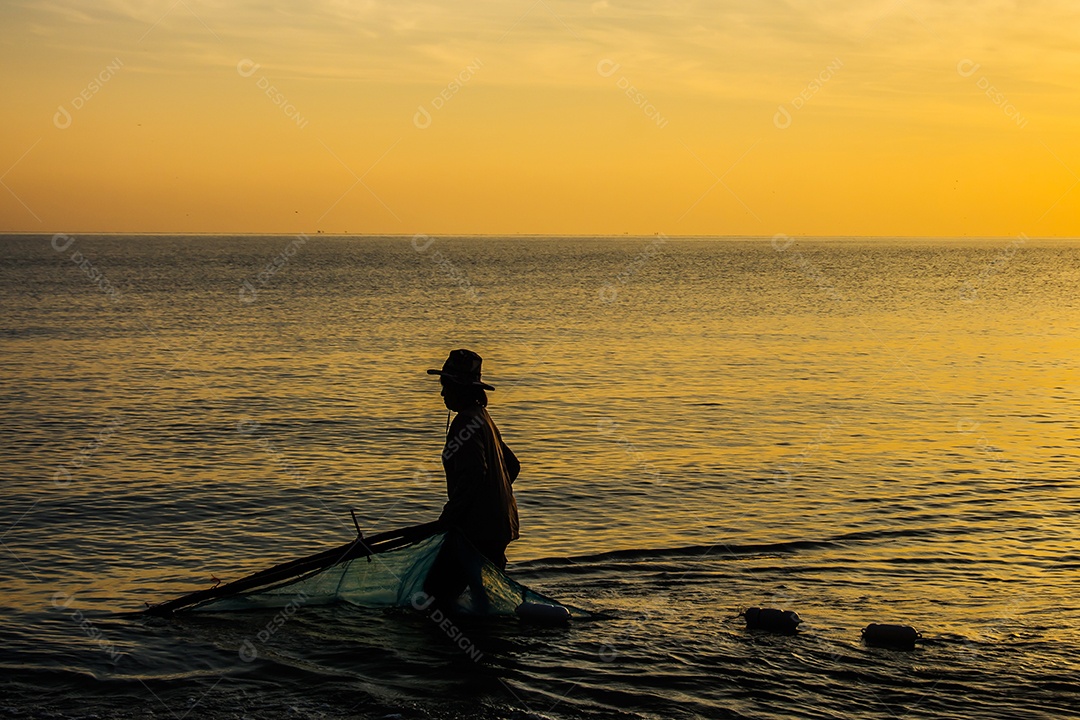 céu do sol com nuvens dramáticas do sol sobre o mar. Belo nascer do sol sobre o oceano
