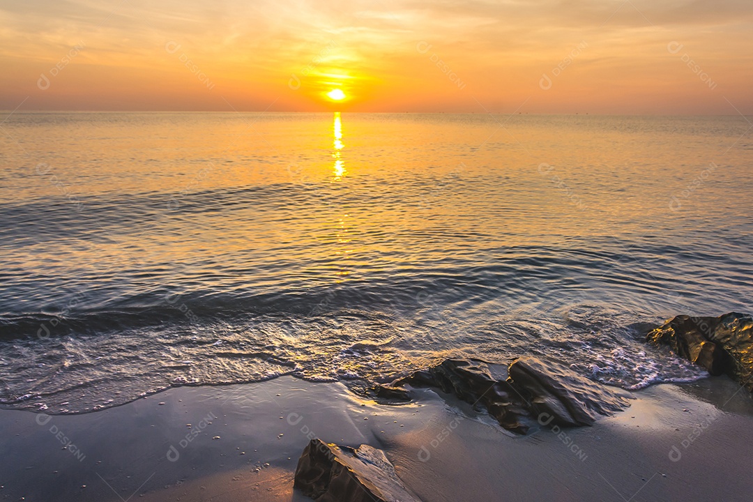 céu do sol com nuvens dramáticas do sol sobre o mar. Belo nascer do sol sobre o oceano