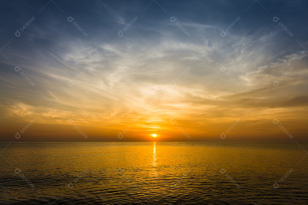 céu do sol com nuvens dramáticas do sol sobre o mar. Belo nascer do sol sobre o oceano