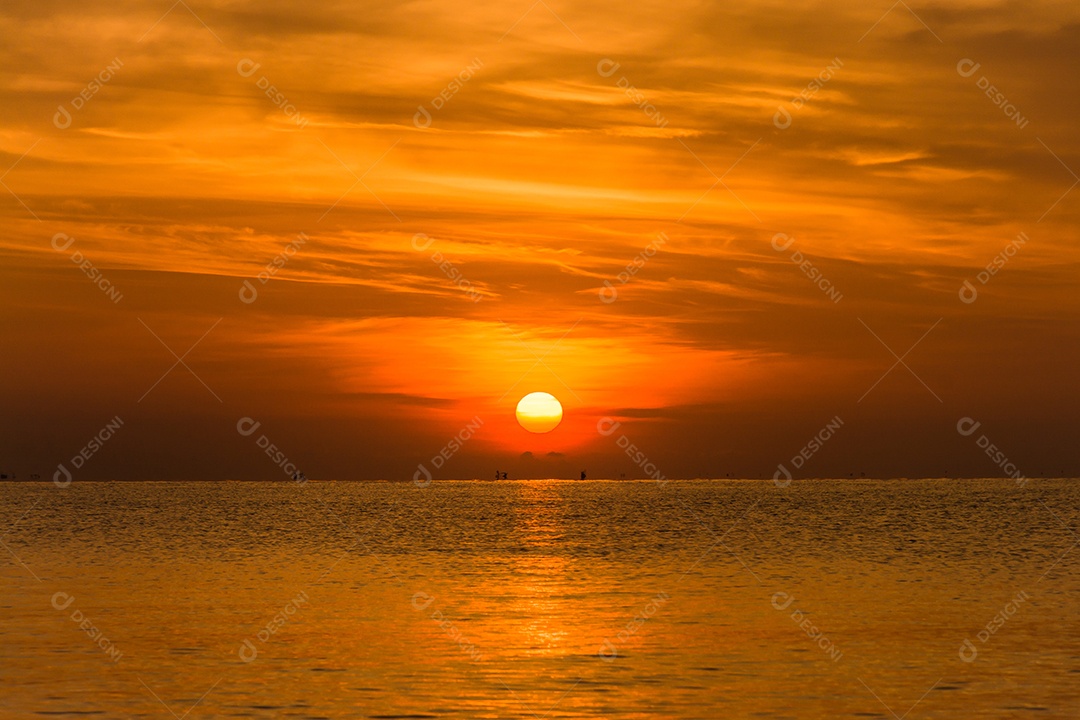 céu do sol com nuvens dramáticas do sol sobre o mar. Belo nascer do sol sobre o oceano