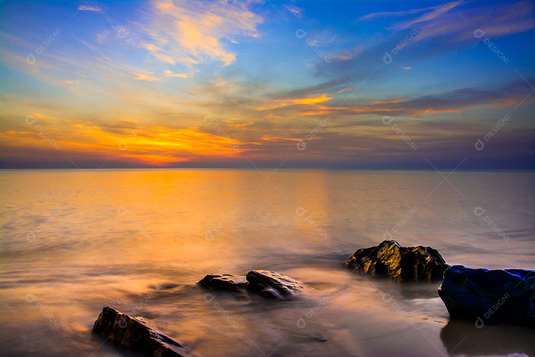 céu do sol com nuvens dramáticas do sol sobre o mar. Belo nascer do sol sobre o oceanoc