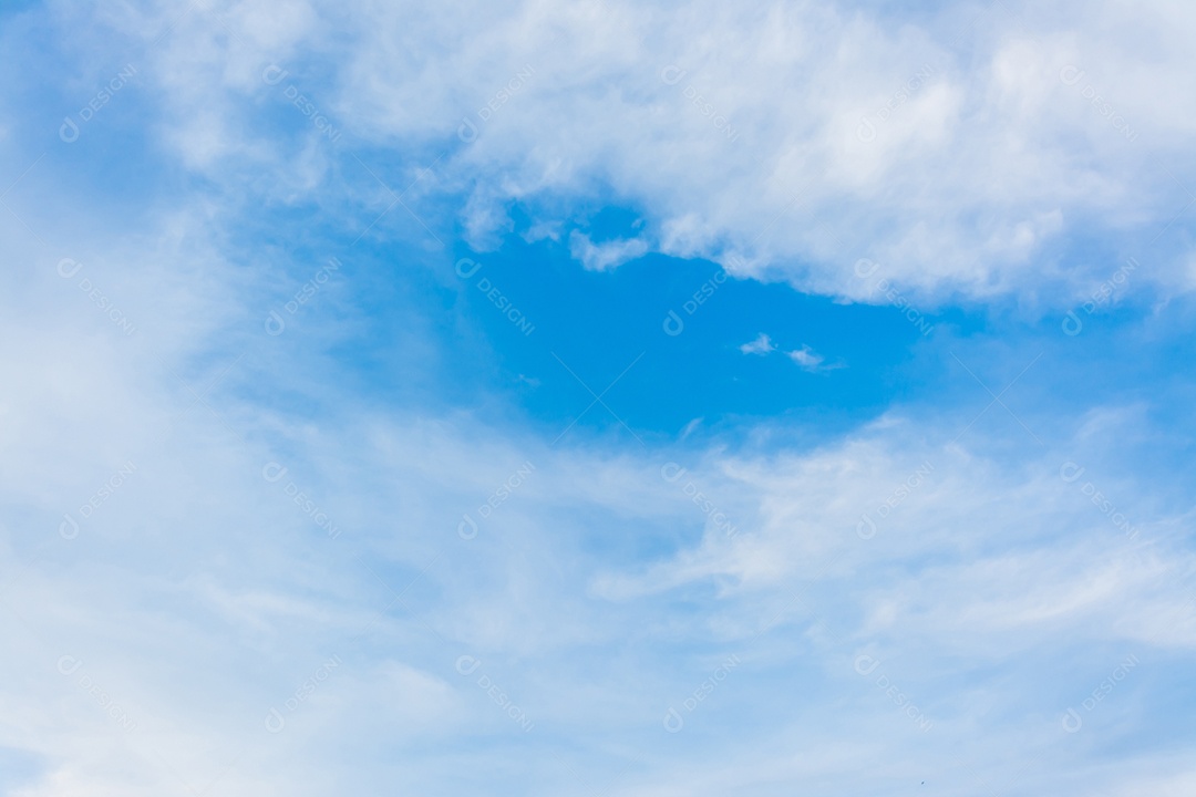 nuvens de gradiente azul de verão fundo branco claro nuvens claras